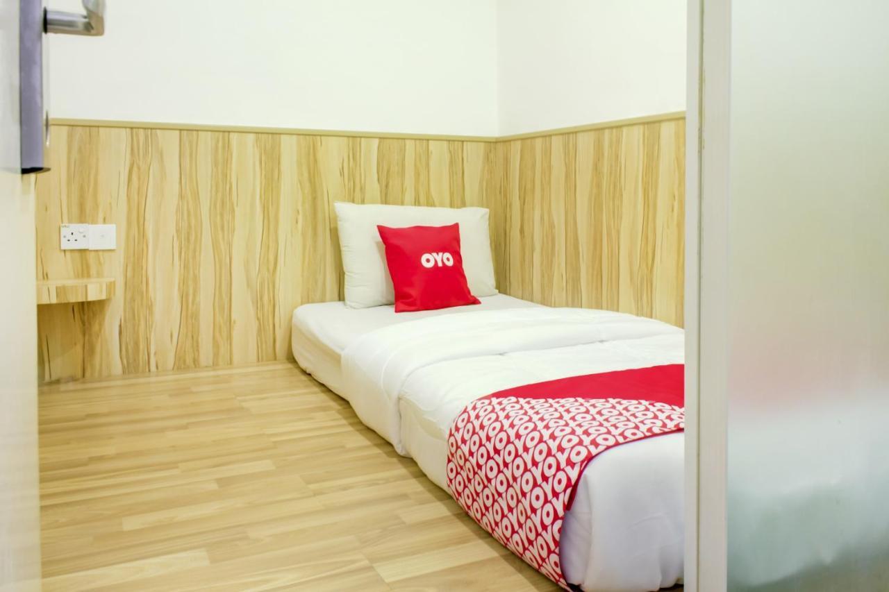 Oyo 90028 Ragula Hotel Джохор-Бару Экстерьер фото