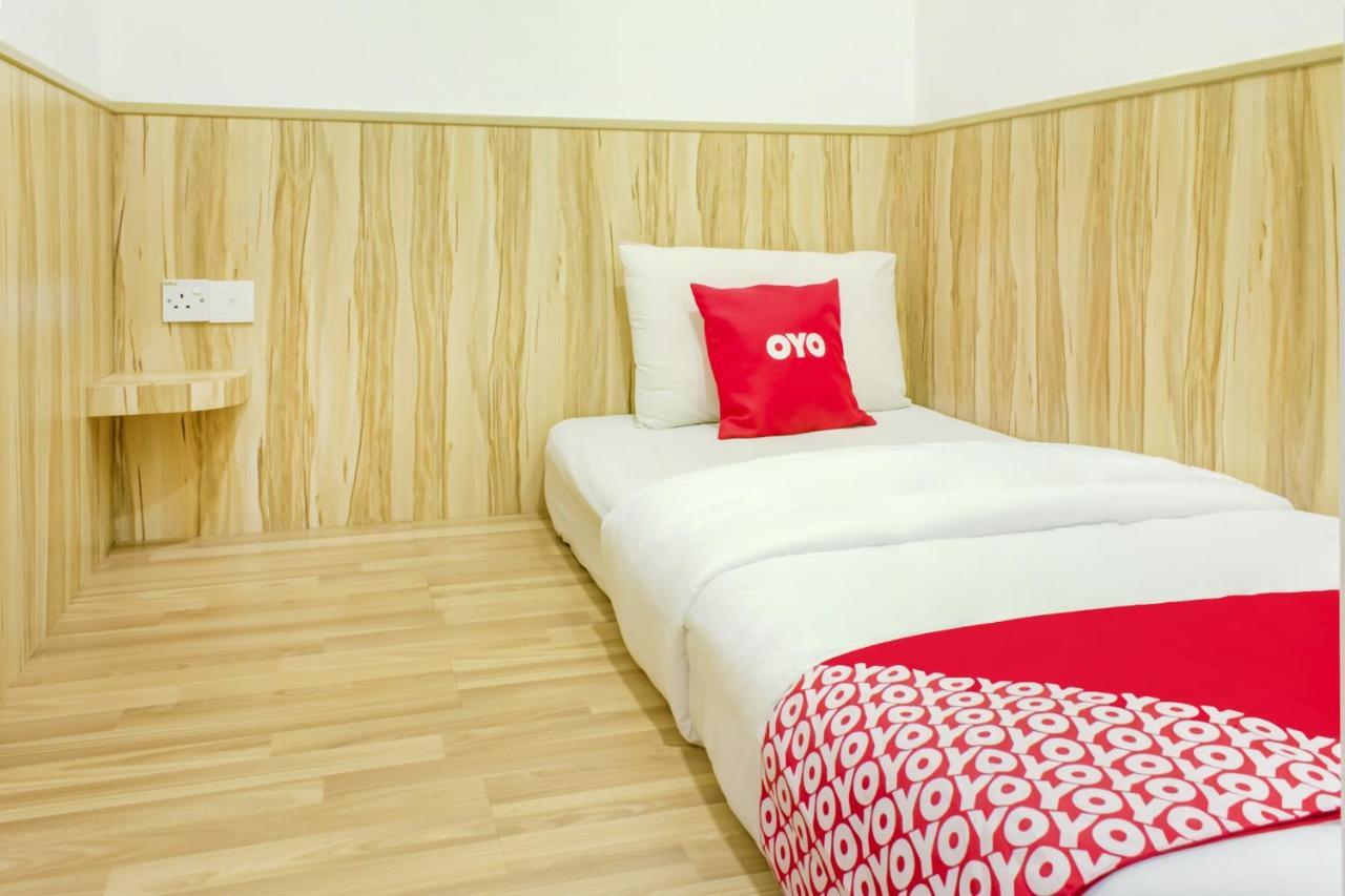 Oyo 90028 Ragula Hotel Джохор-Бару Экстерьер фото