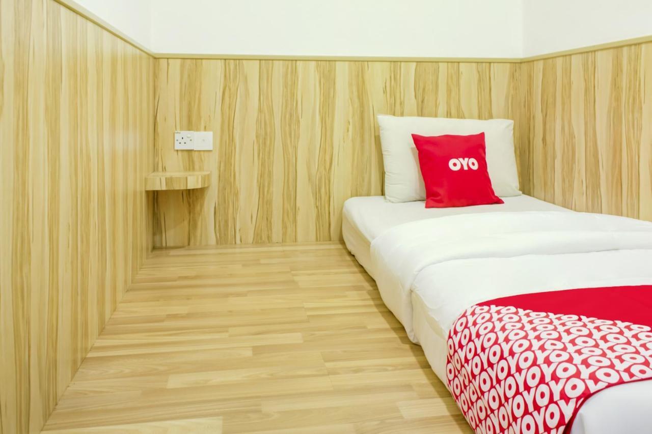 Oyo 90028 Ragula Hotel Джохор-Бару Экстерьер фото