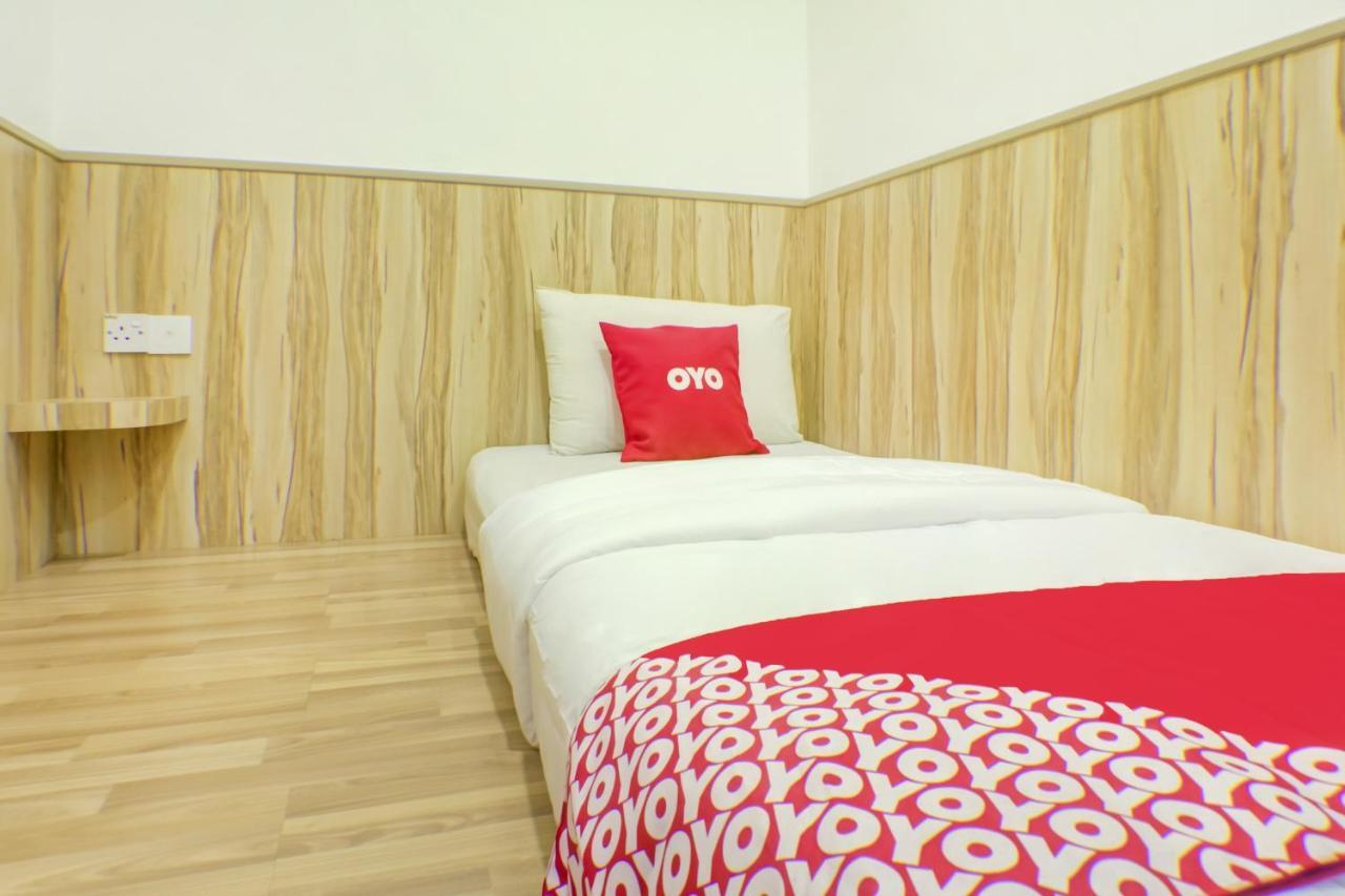 Oyo 90028 Ragula Hotel Джохор-Бару Экстерьер фото